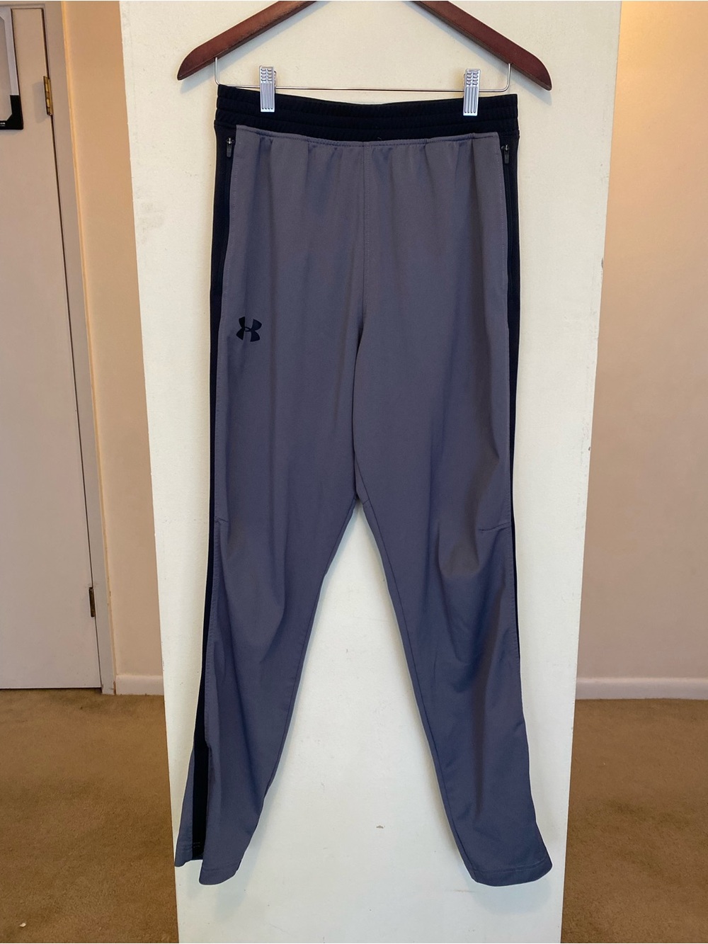 Under Armour Grey & Black Athletic Pants Men’s Medium | Zipper Pockets & Ankles